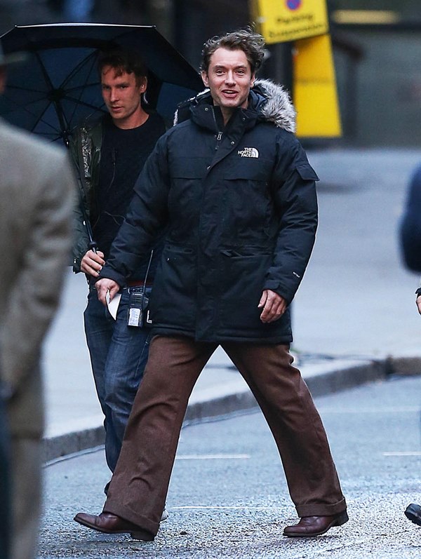 Jude Law’s great wig and Colin Firth on the set of Genius|Lainey Gossip ...