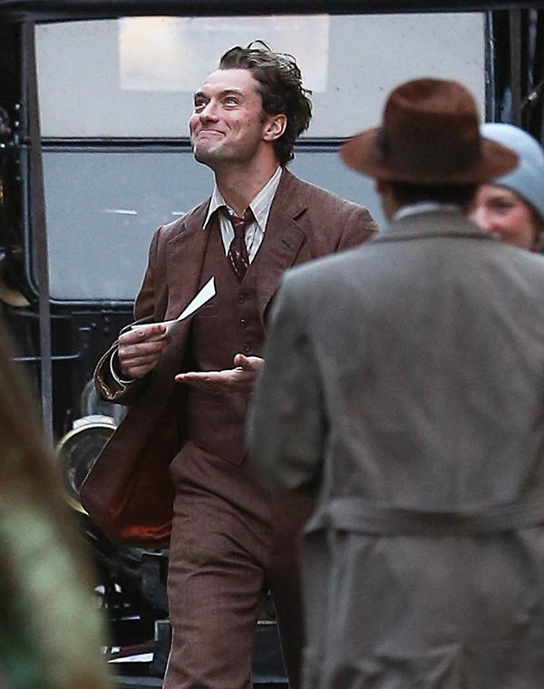 Jude Law S Great Wig And Colin Firth On The Set Of Genius Lainey Gossip Entertainment Update