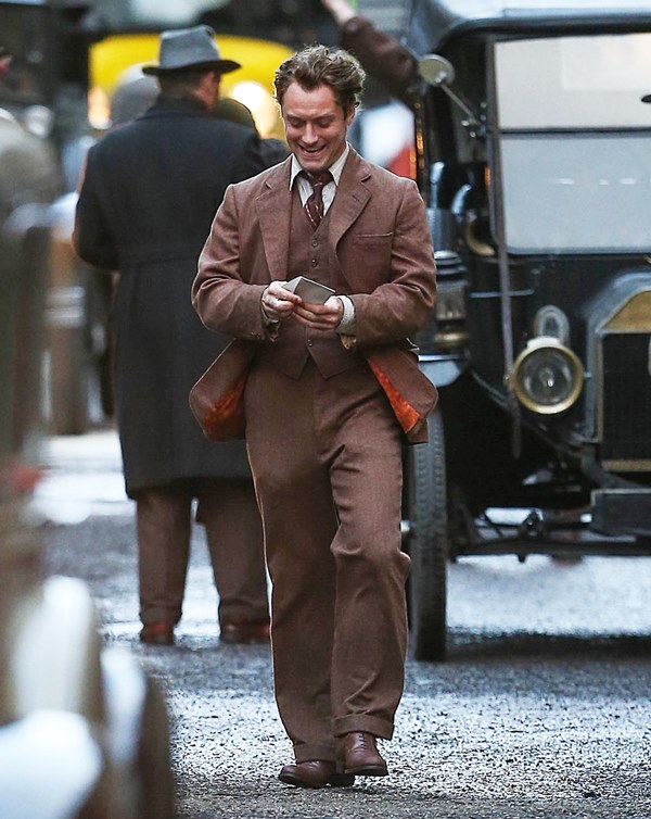 Jude Law’s great wig and Colin Firth on the set of Genius|Lainey Gossip ...