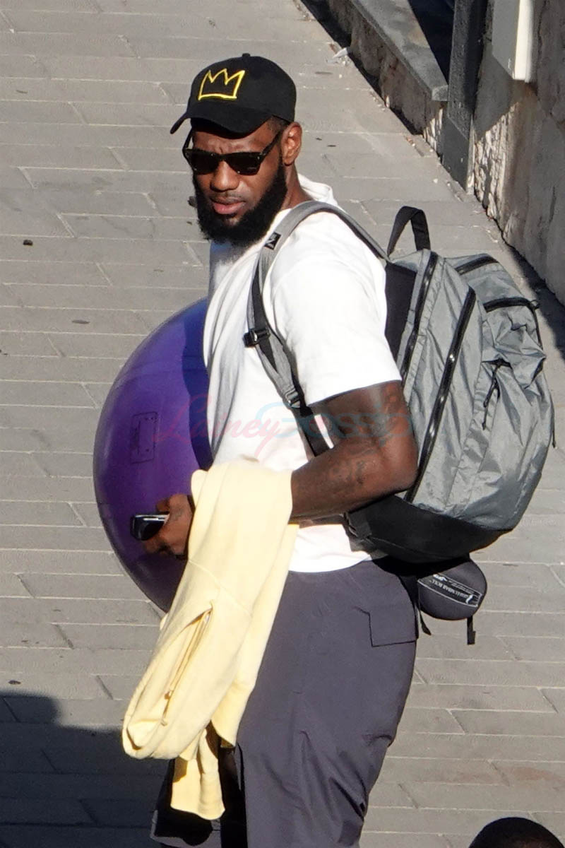 LeBron James arrives for LA Lakers opener in $28,000 Louis Vuitton