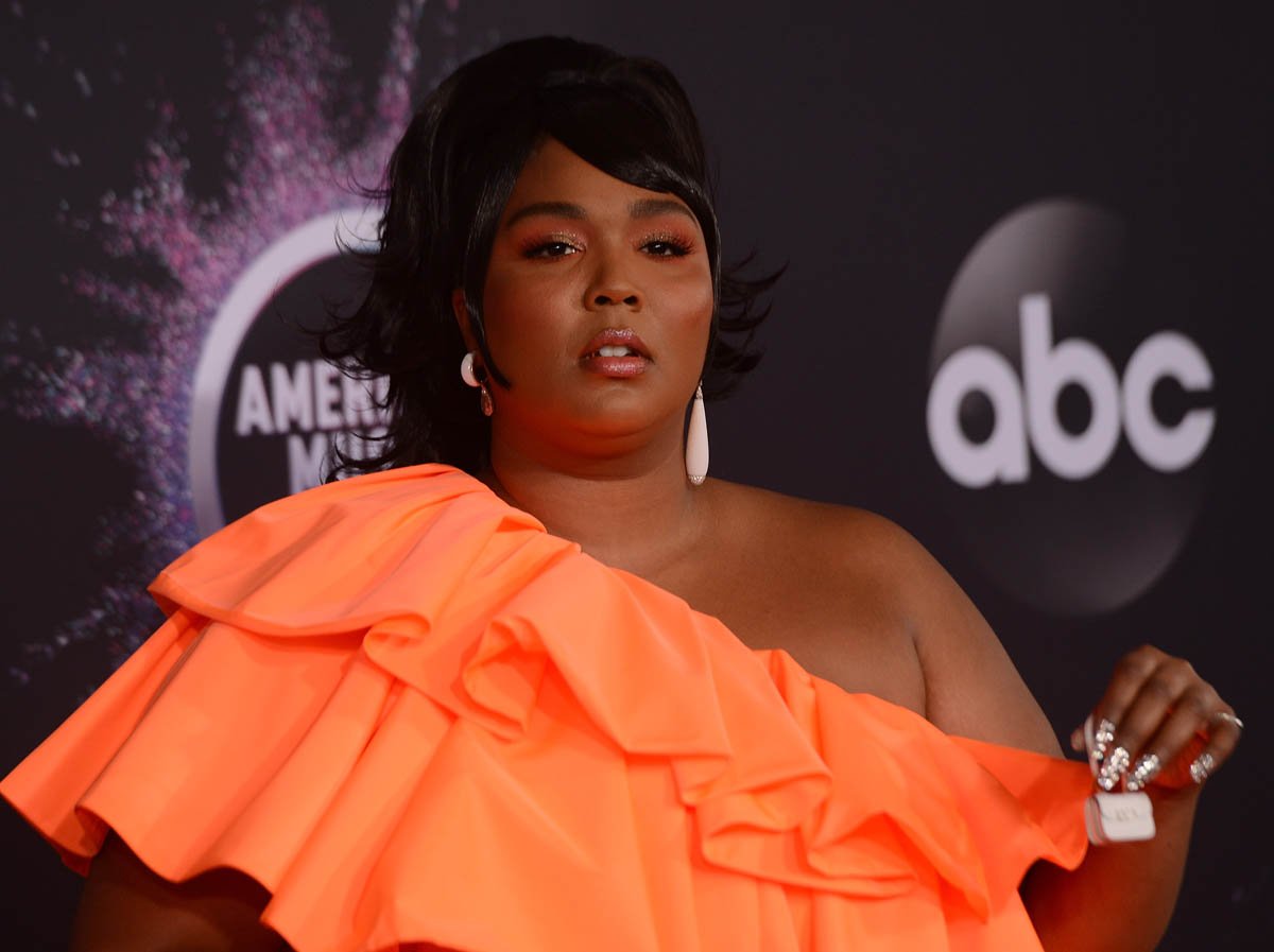 Lizzo's tiny purse at the 2019 AMAs sent Twitter into a tailspin