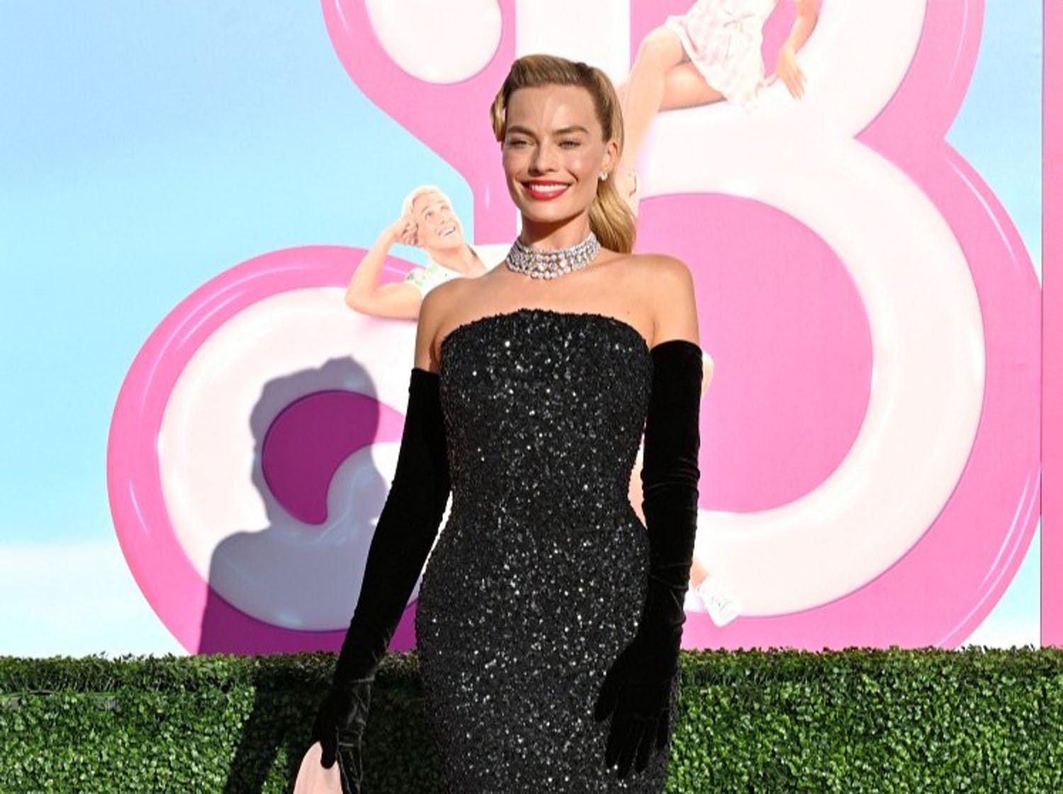 Margot Robbie is exquisite in black Schiaparelli at the Hollywood ...
