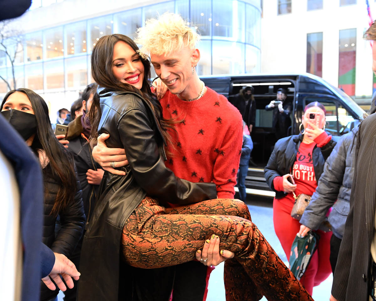Megan Fox and Machine Gun Kelly aren't engaged but are very happy and ...