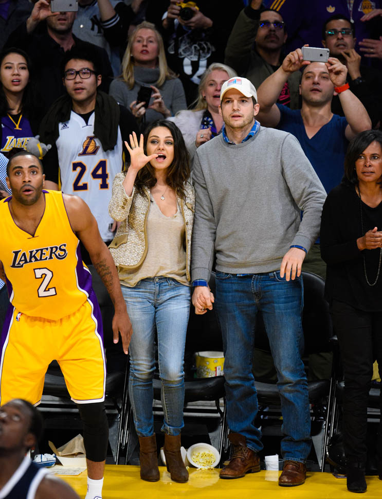 Mila Kunis and Ashton Kutcher kissing and laughing at the Lakers game ...