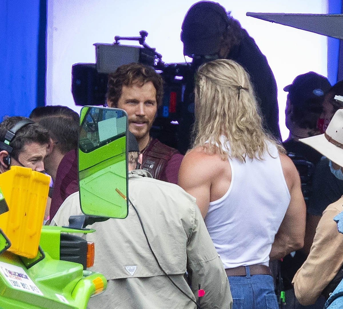 Chris Hemsworth e Chris Pratt aparecem em fotos do set de Thor