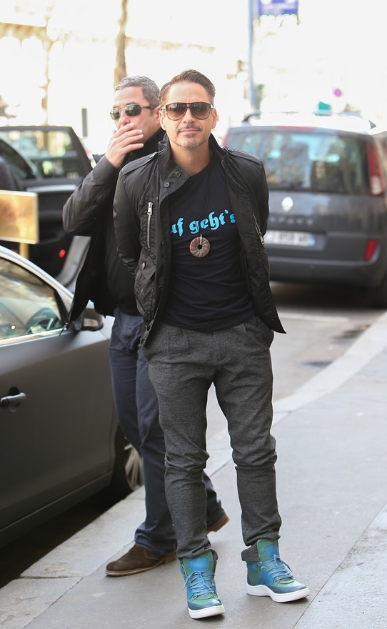 Robert Downey with wife Susan and son Exton in Paris promoting Iron Man ...