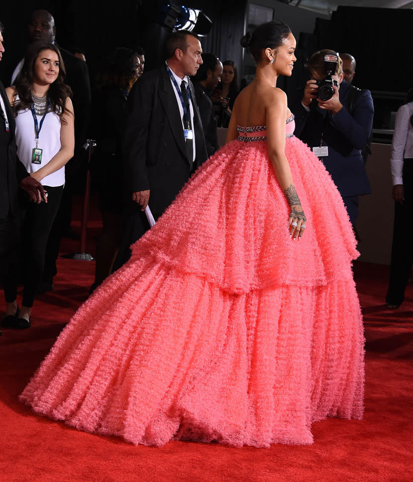 Rihanna Flaunts Giambattista Valli Dress At 2015 Grammy Awards