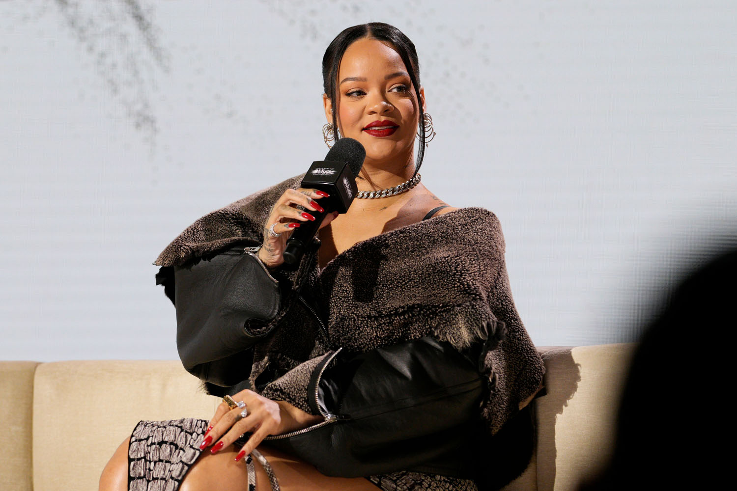 Rihanna confirme lors de la conférence de presse du spectacle de la mi-temps du Super Bowl que sa performance sera une célébration de son catalogue