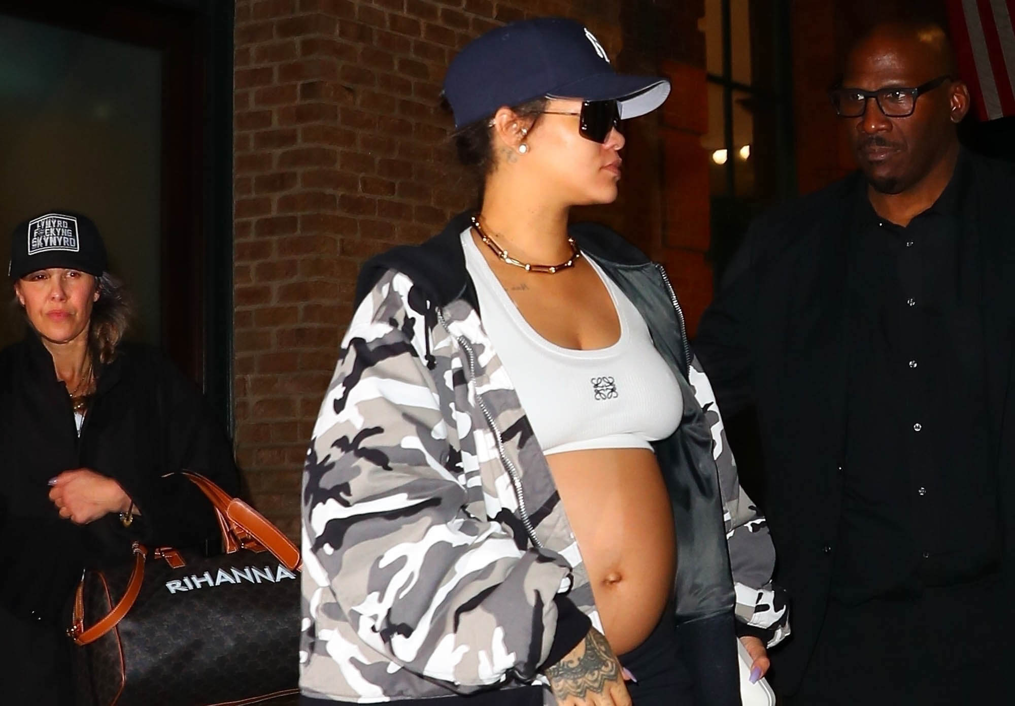 Rihanna returns to her hotel after a busy day out in NYC. #Rihanna Photos:  Backgrid