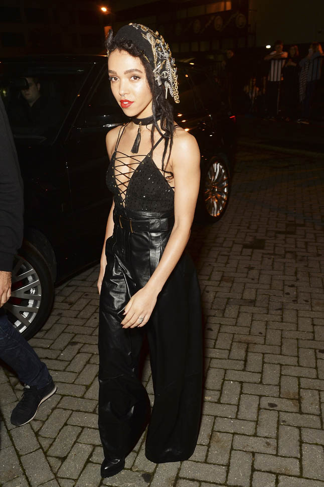 FKA twigs and Robert Pattinson at the MOBO Awards|Lainey Gossip ...
