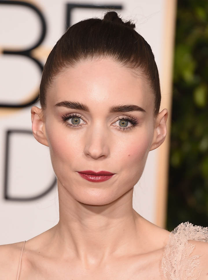 Rooney Mara at the 2016 Golden Globes in Alexander McQueen and great ...