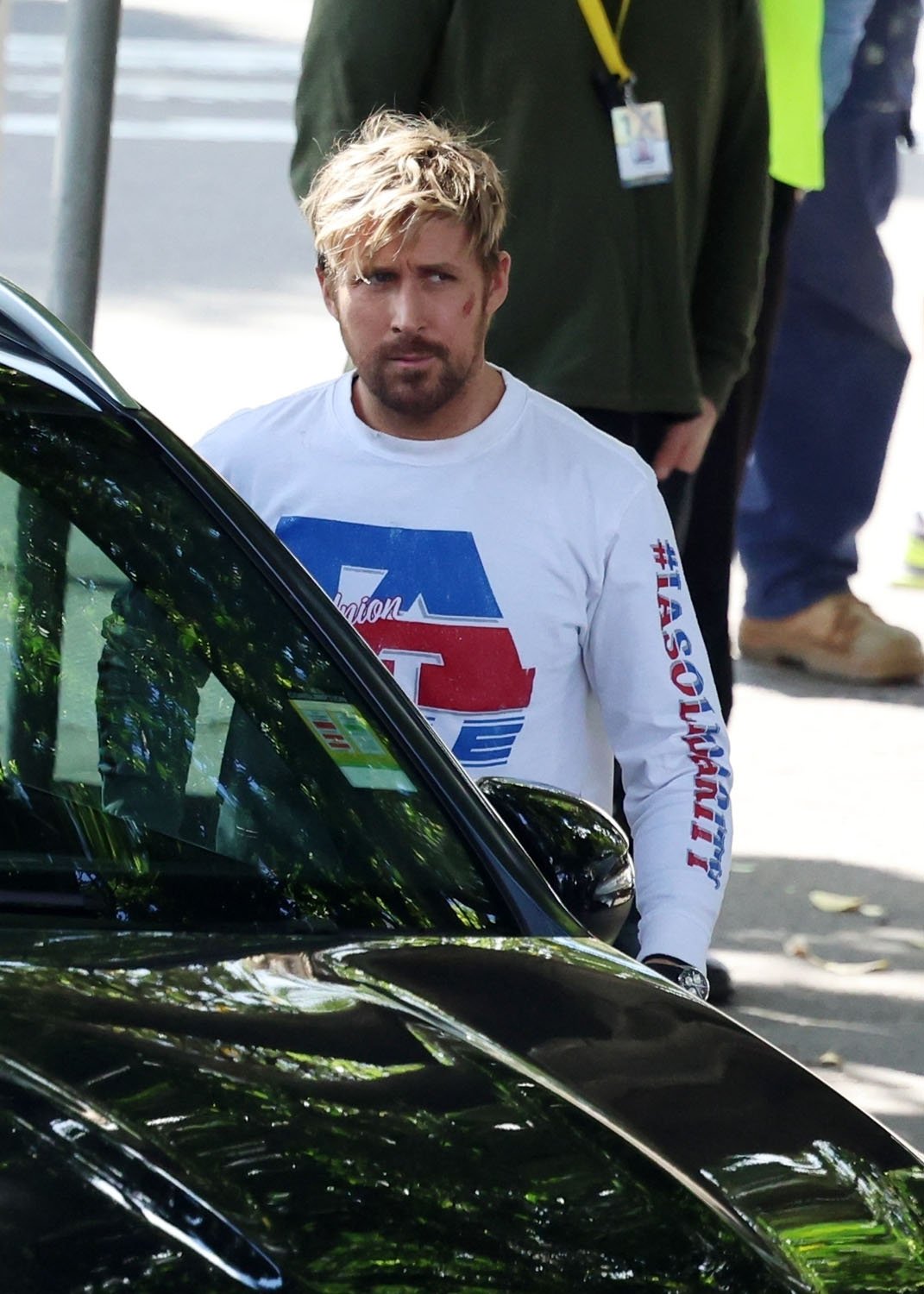 Ryan Gosling looks a little roughed up and really hot on the set