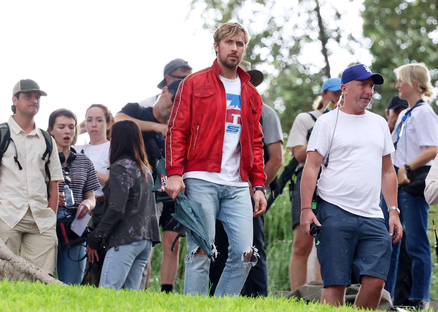 Ryan Gosling looks a little roughed up and really hot on the set