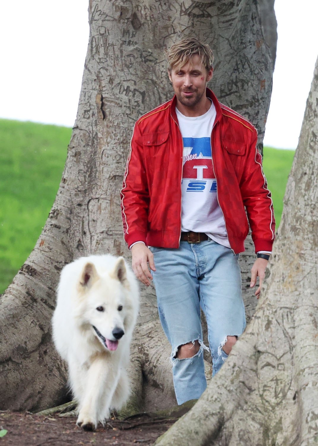 Ryan Gosling looks a little roughed up and really hot on the set