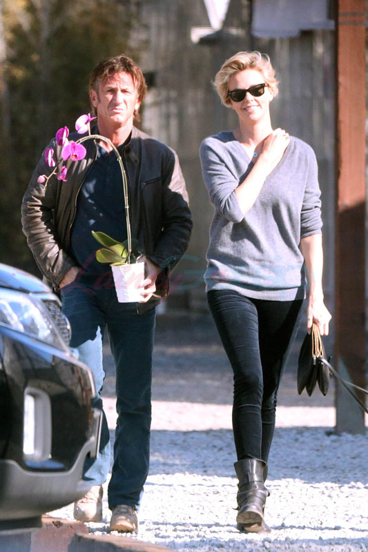 Charlize Theron And Sean Penn Holding Hands Smiling And