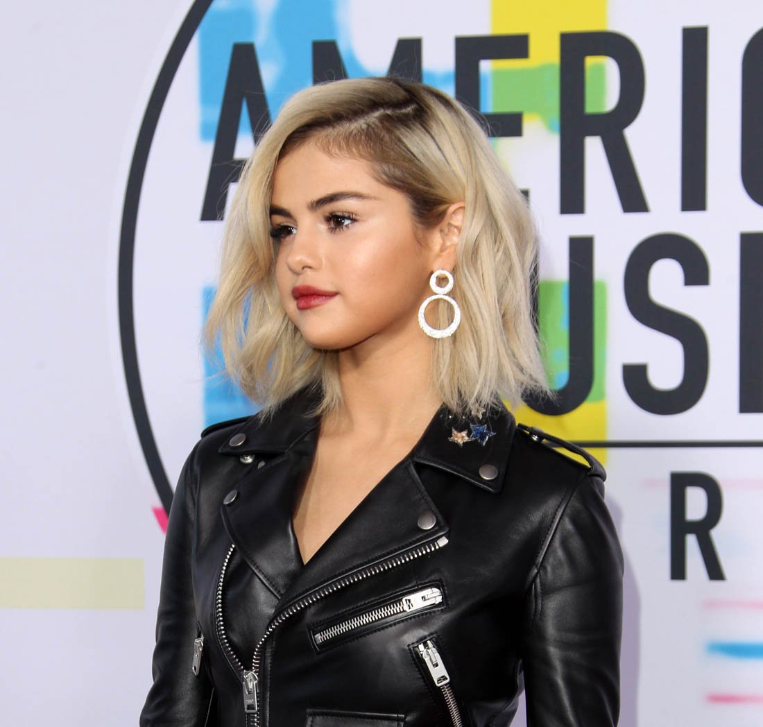 Selena Gomez's emotion-heavy American Music Awards and perfect blonde hair