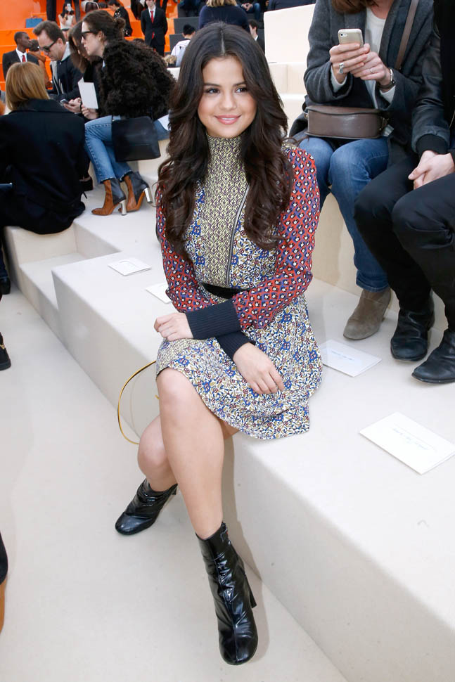 How did SELENA GOMEZ SURVIVE to this at Louis Vuitton !!! 