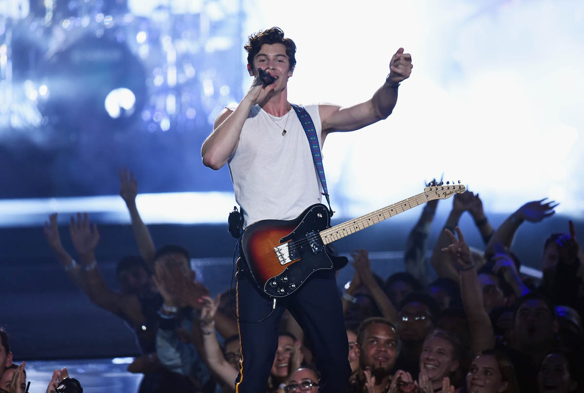 Shawn Mendes performs in the rain during MTV VMAs1200 x 808