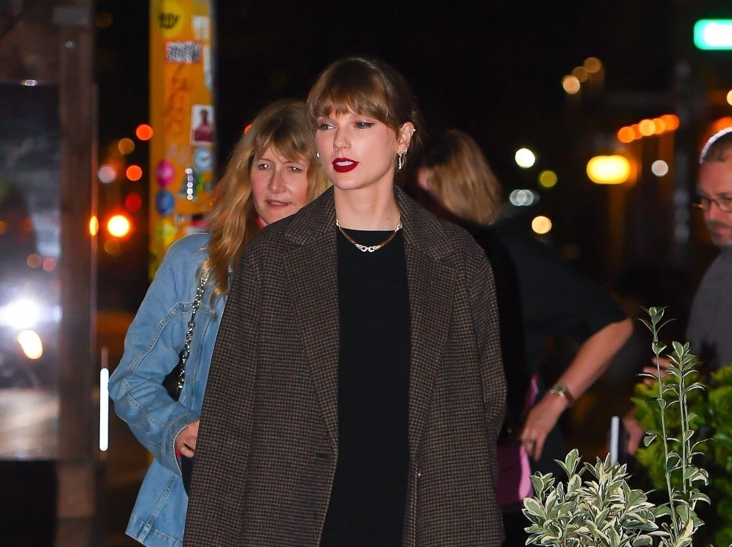 Taylor Swift brings back squad energy while out for dinner with Greta ...