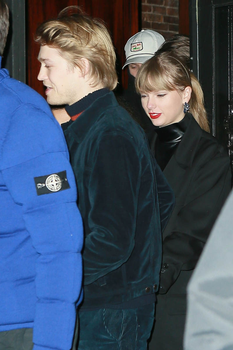 Taylor Swift And Joe Alwyns Christmas And New Years Eve