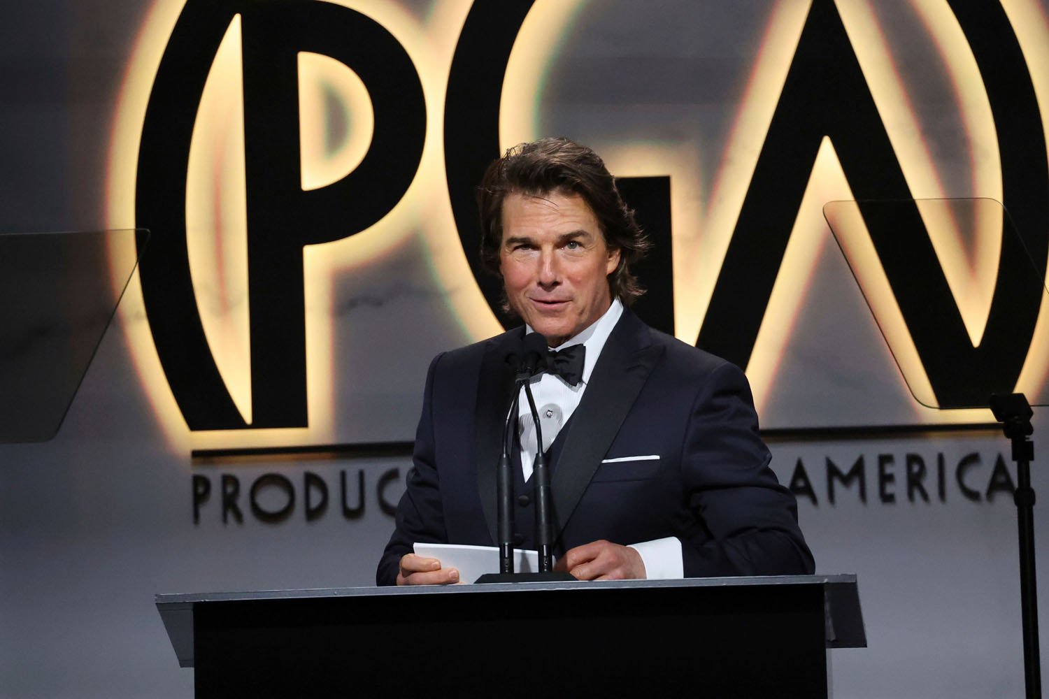 Tom Cruise sings "Hakuna Matata" dressed as Pumbaa from The Lion King