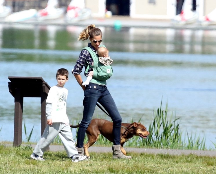 Gisele Bundchen & Kids Leave Tom Brady in Boston: Photo 2700488