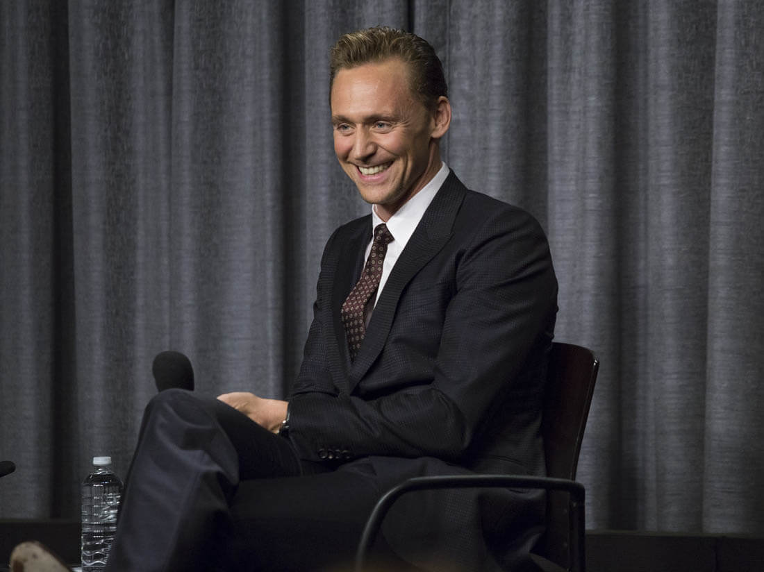 Tom Hiddleston's good humour as he's named Rear of the Year for his ass in The Night ...1100 x 824