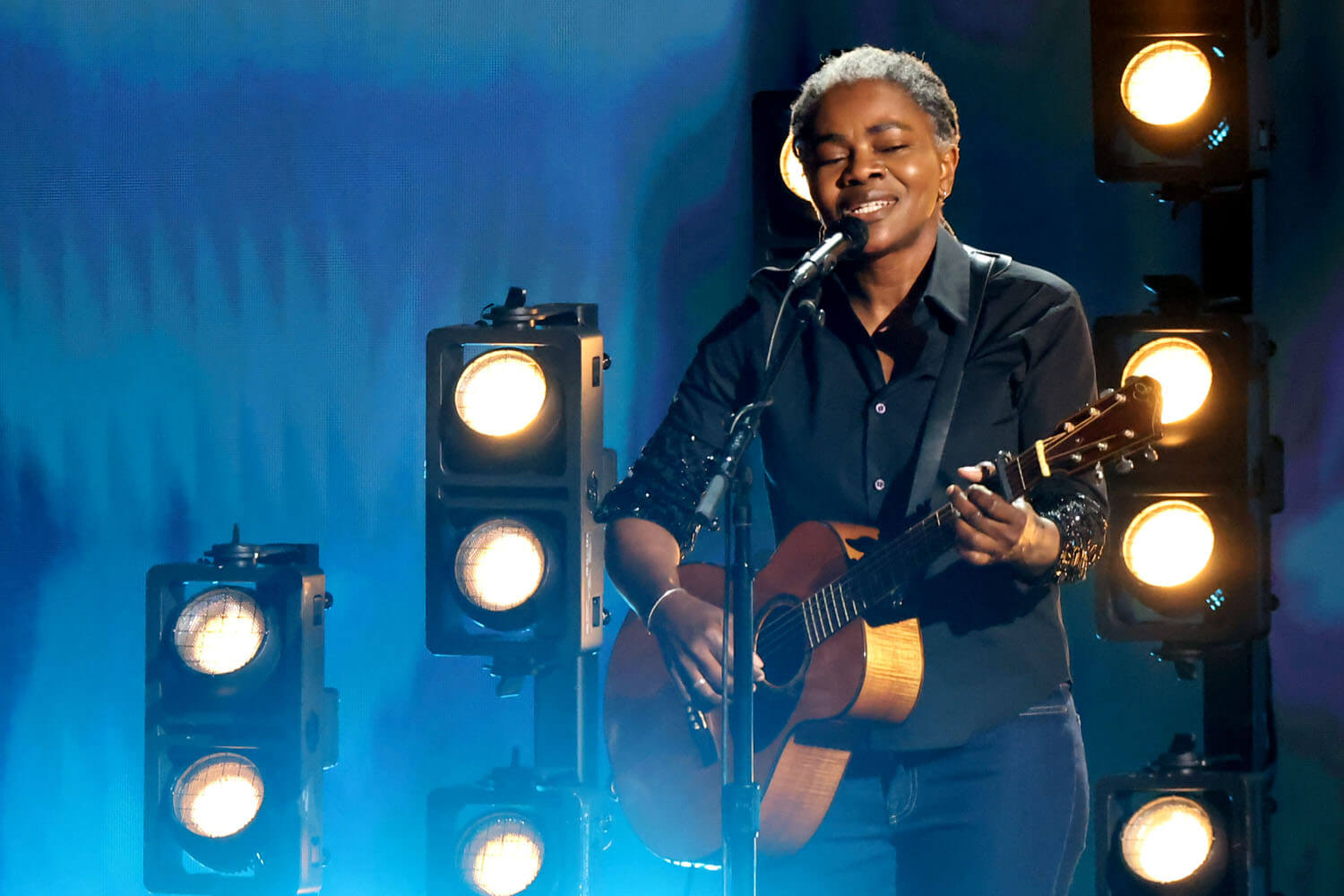 Tracy Chapman Joins Luke Combs For A Surprise Performance Of 