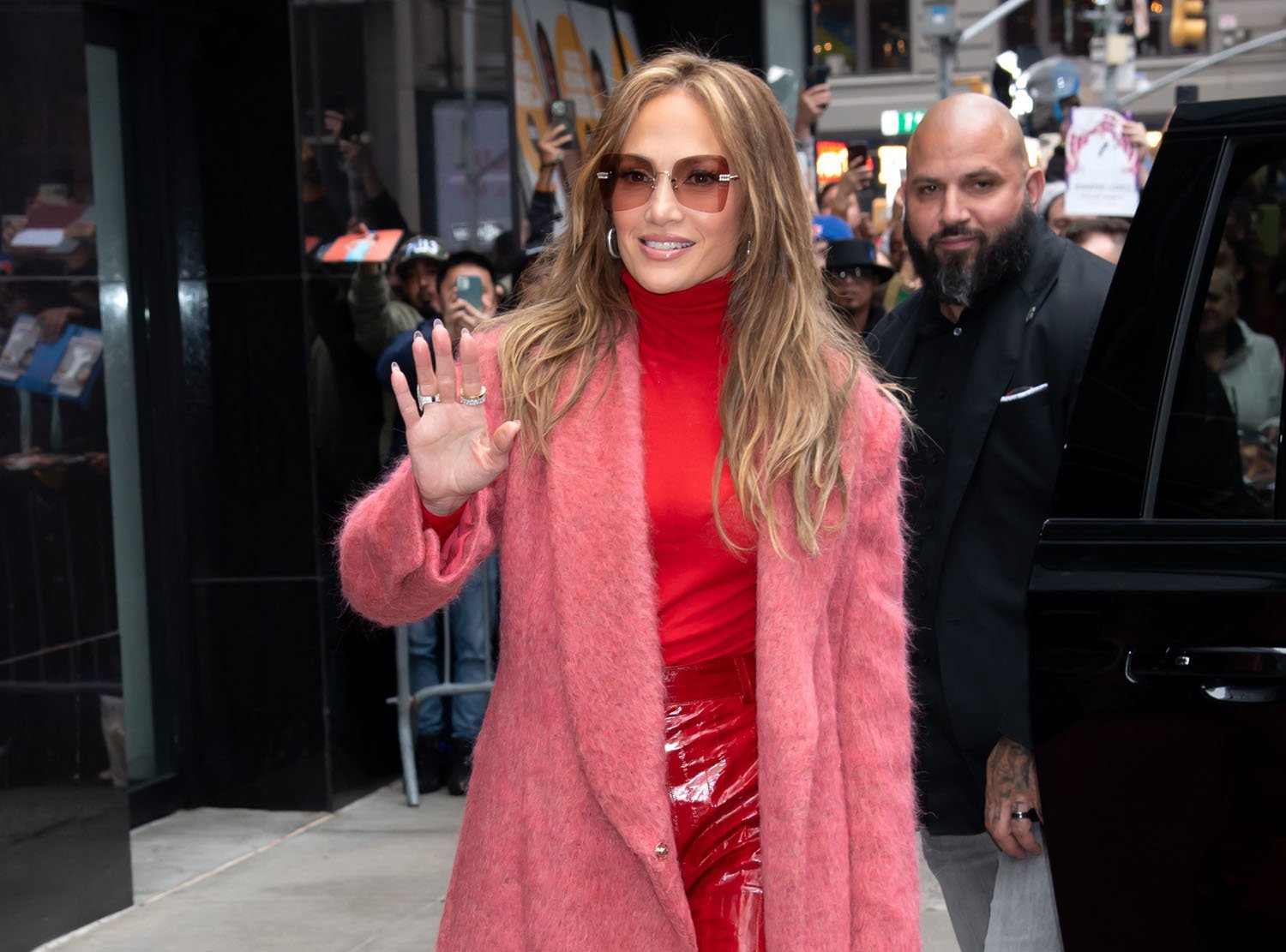 Je cosigne Jennifer Lopez portant des vêtements d’hiver au printemps et What Else du 8 mai 2024