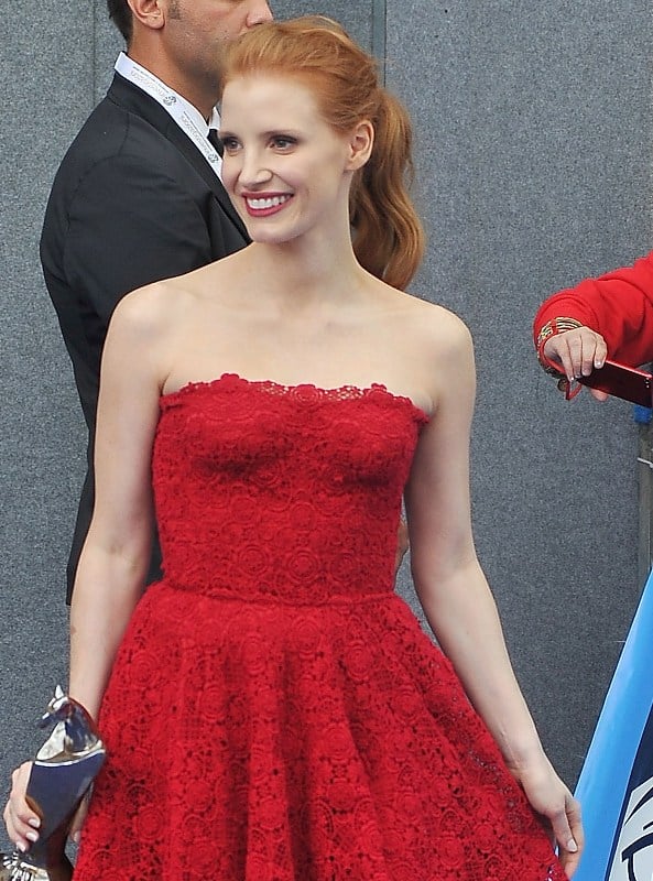 slap af hver Garderobe Jessica Chastain's red and two-tone dresses|Lainey Gossip Lifestyle