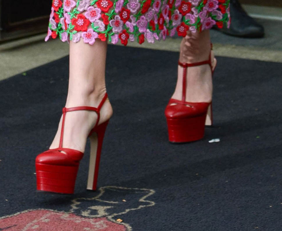 Chloë Grace Moretz in Crop Top, Platform Heels at New York Comic Con –  Footwear News