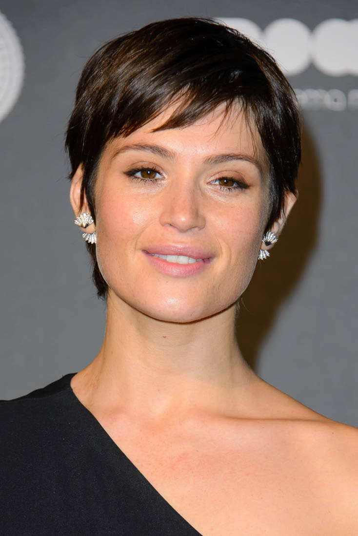 Gemma Arterton\u002639;s short hair and one shoulder