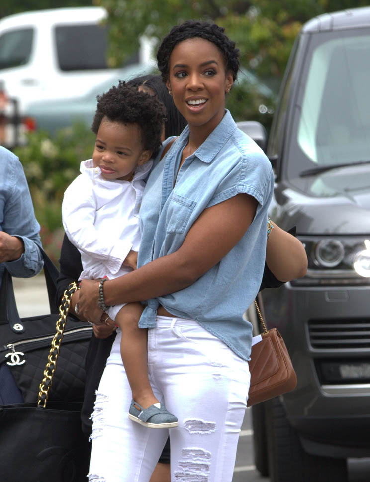Kelly Rowland's white jeans and waist knot|Lainey Gossip Lifestyle